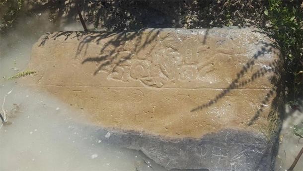 O piatra pe jumatate scufundata, cu inscriptii, despre care se crede ca provine dintr-un regat pierdut datând din secolul al VIII-lea i.Hr. Sursa: Institutul Oriental - Universitatea din Chicago