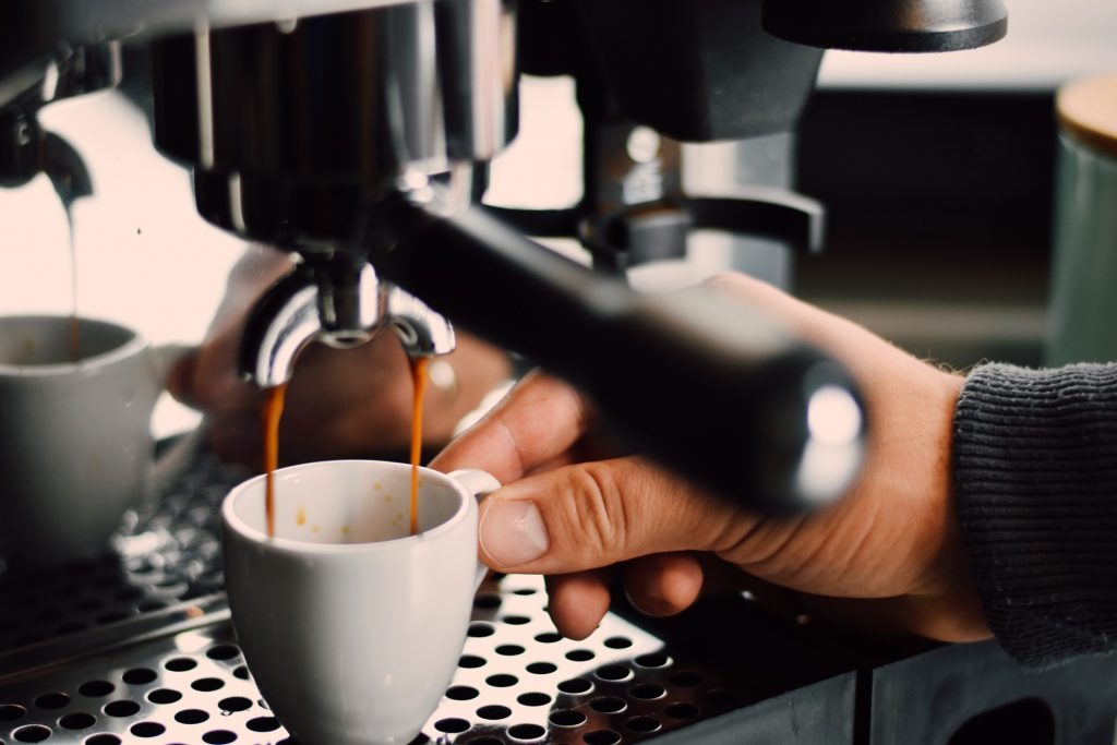 La ce se foloseste un aparat de cafea cu capsule?