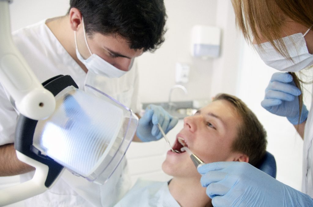 Ce sunt implanturile dentare si care sunt avantajele acestora