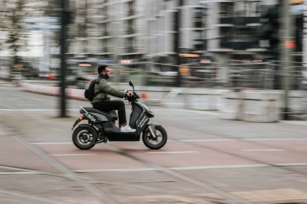 Avantajele și dezavantajele scuterului electric - informații care te vor ajuta să iei o decizie informată