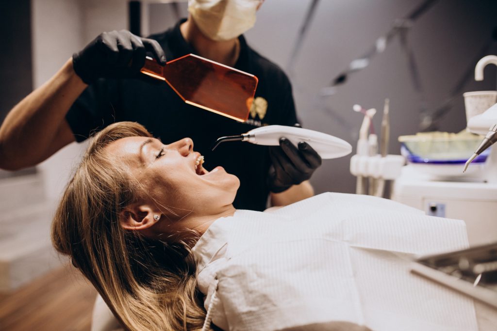 Costul tratamentelor de estetică dentară: ce factori influențează prețul