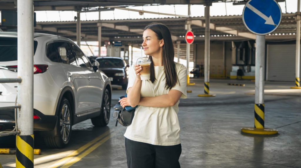 Care este distanța de la parcările Otopeni până la terminal?