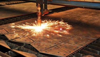 Cum influențează tipul de laser (CO₂ vs. fibră optică) procesul de tăiere al panourilor de gard