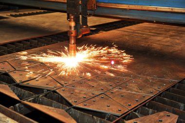 Cum influențează tipul de laser (CO₂ vs. fibră optică) procesul de tăiere al panourilor de gard