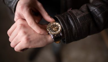 Ce tip de cârpă trebuie să folosesc pentru a curăța un ceas de lux?