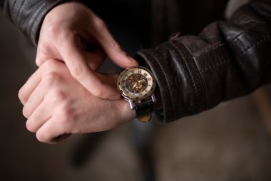 Ce tip de cârpă trebuie să folosesc pentru a curăța un ceas de lux?
