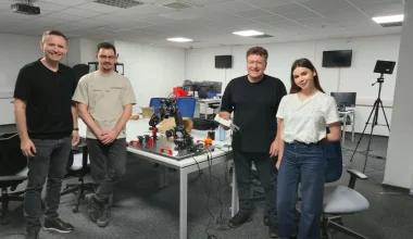 UZINEX deschide la Iași primul centru din România unde persoanele cu dizabilități locomotorii învață gratuit să programeze roboți industriali