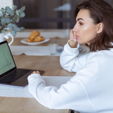 Cât câștigă un trader profesionist care lucrează din propria casă